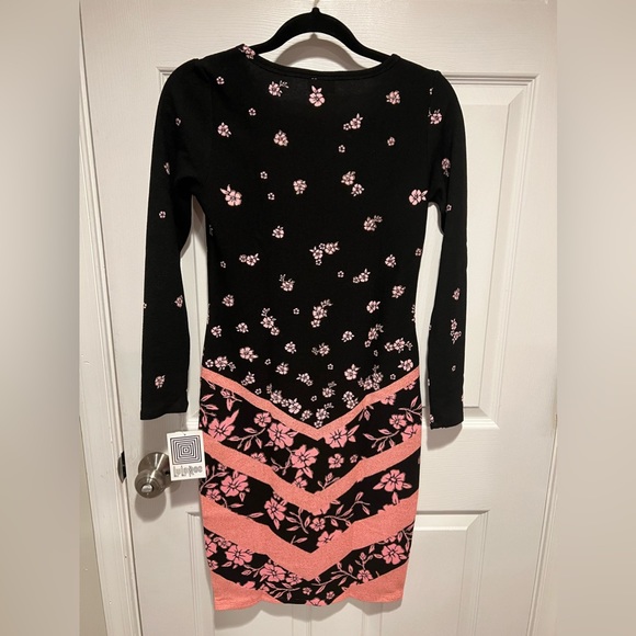 LULAROE DEBBIE DRESS BLACK & BARBIE PINK ROSES & CHEVRON PRINT SIZE XS - Picture 13 of 14